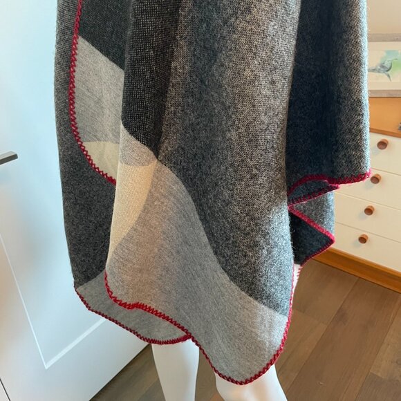 Roots Cozy 100% Acrylic Oversize Poncho/Cape Black Grey Cream Red Trim OS NWOT - Picture 6 of 13